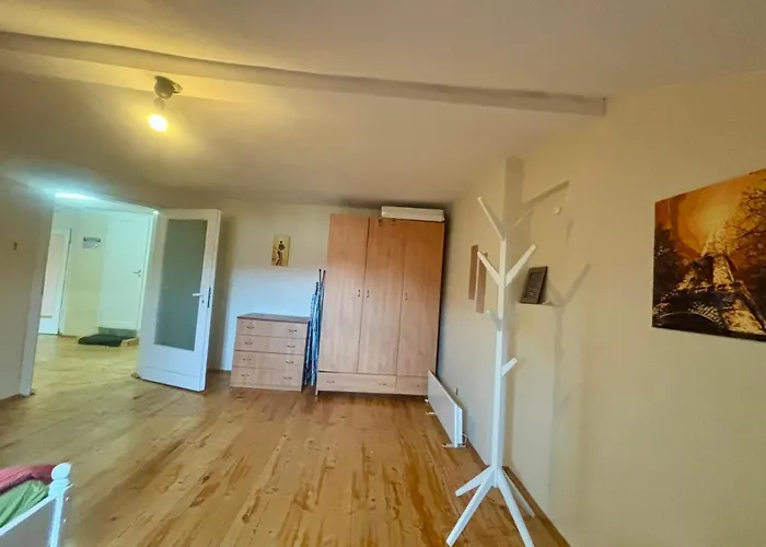 Quiet And Lovely 2 Bdrm Loft In The Old Centre