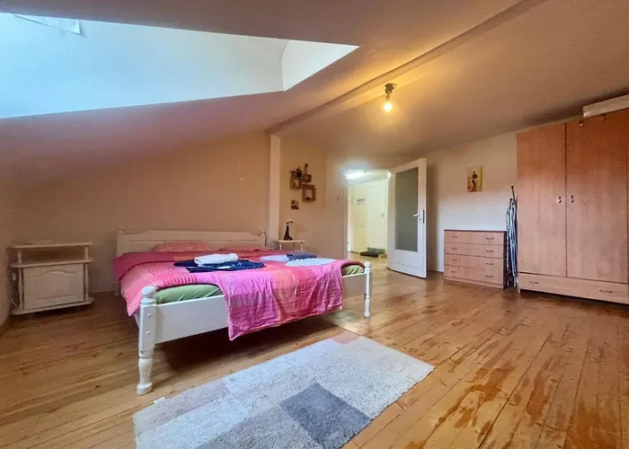 Quiet And Lovely 2 Bdrm Loft In The Old Centre *