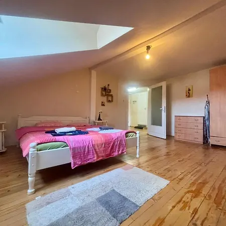 Quiet And Lovely 2 Bdrm Loft In The Old Centre *