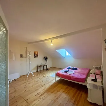 Апартаменты Quiet And Lovely 2 Bdrm Loft In The Old Centre