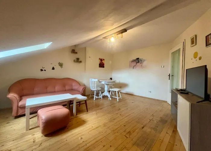 Quiet And Lovely 2 Bdrm Loft In The Old Centre *